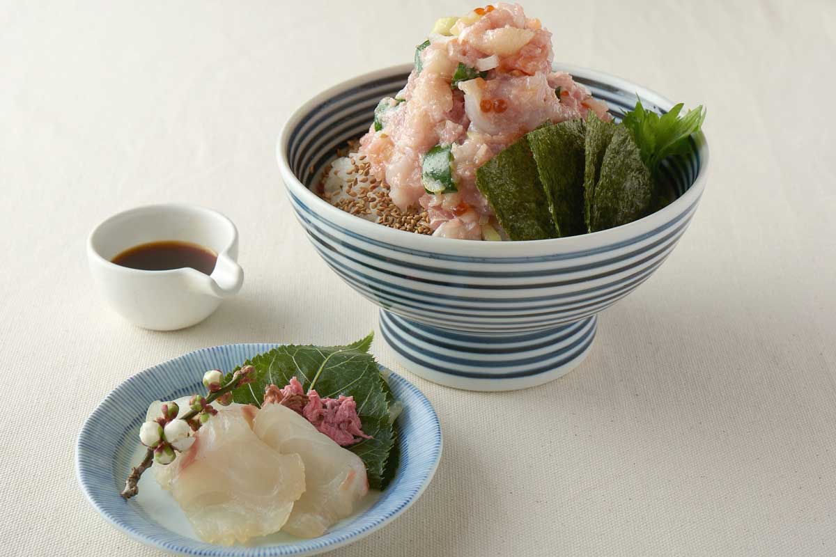 「ぜいたく丼 桜」1,380円（税込）／日本橋海鮮丼 つじ半