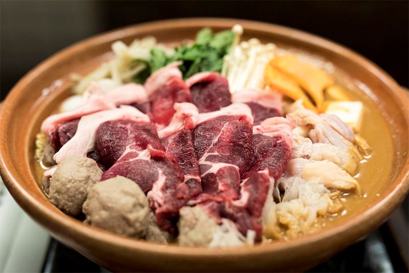菰野町の寿亭の猪肉とオリジナルの赤味噌がからむ「僧兵鍋」｜三重県