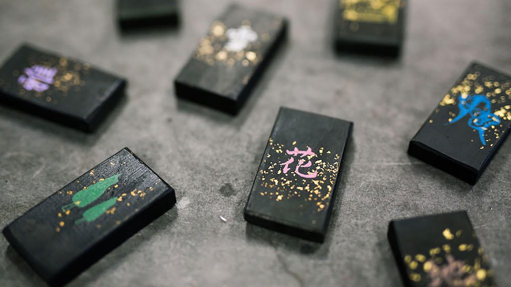 和古墨（鈴鹿墨）蘭質 精華堂製 伝統工芸品 金巻（かなまき）仕様　36g 黒だけではない鈴鹿墨。 変わり続ける「伝統」のかたちに出会う［鈴鹿