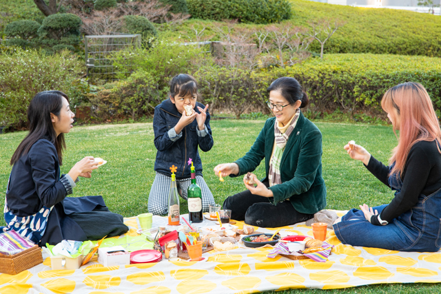 ビジネスランチも芝生の上で 東京ピクニッククラブが指南する 都会のソト遊び ヒルズライフ Hills Life