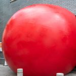 街に巨大な赤いボールが出現!? 六本木アートナイトに向けてプレプログラムが始まる